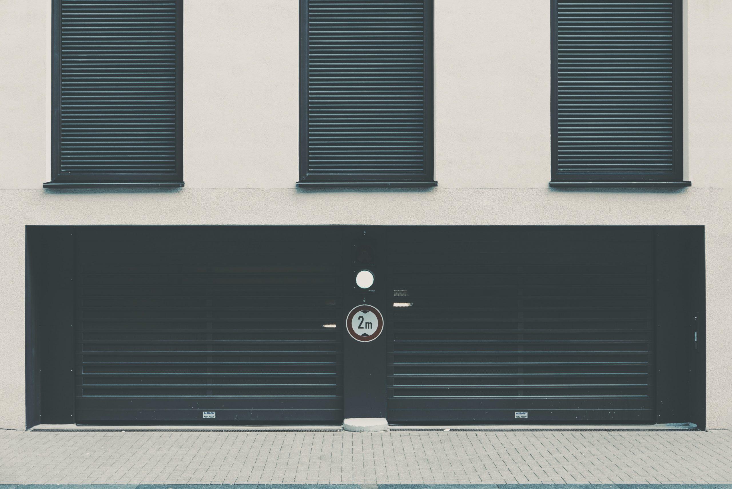 Puertas, persianas y jardines